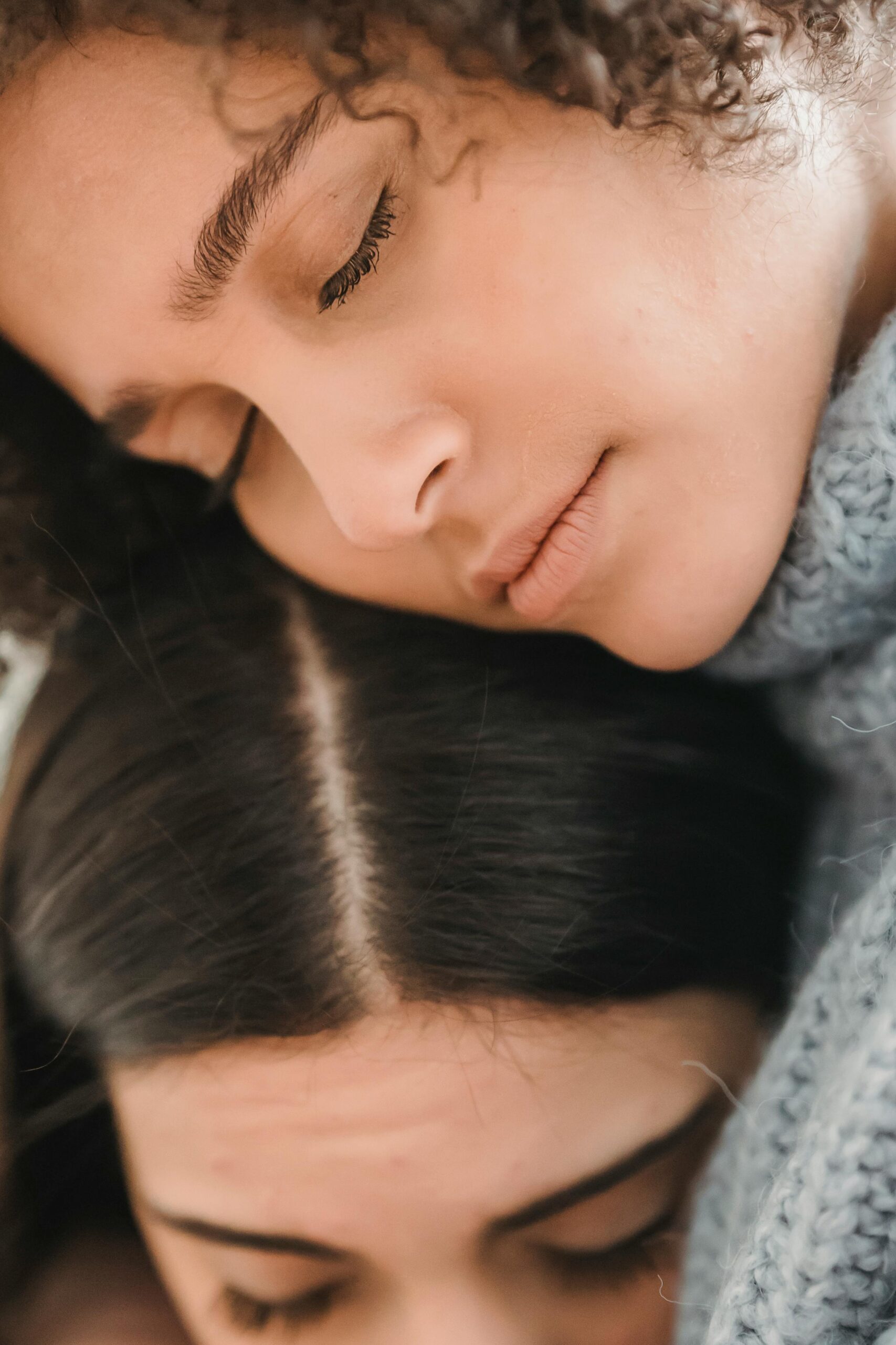 photo/sad-multiethnic-women-hugging-with-closed-eyes